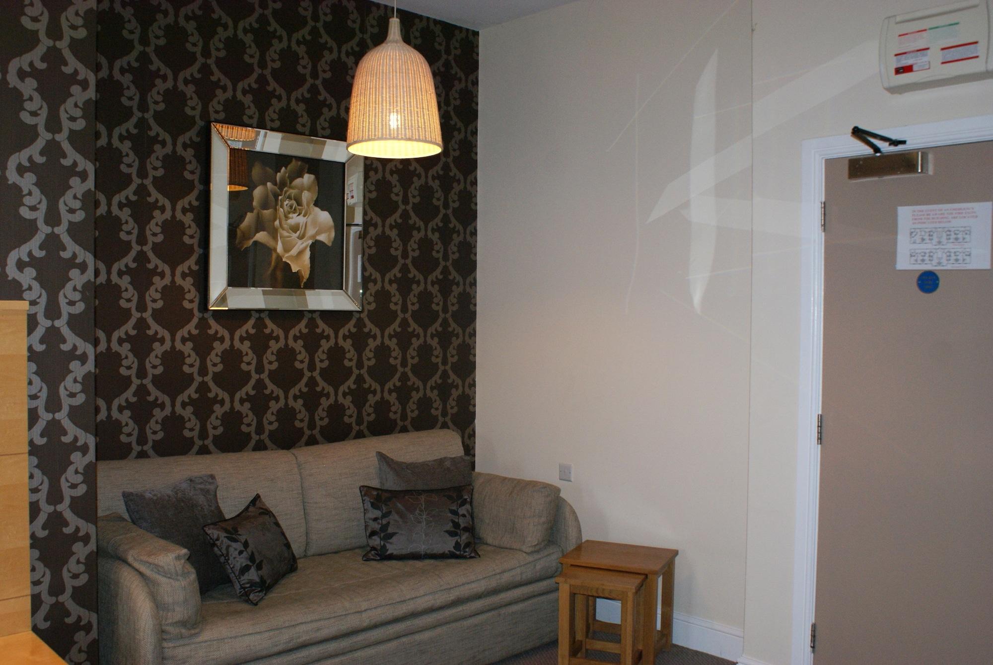 The Old Barn Inn Newport  Extérieur photo